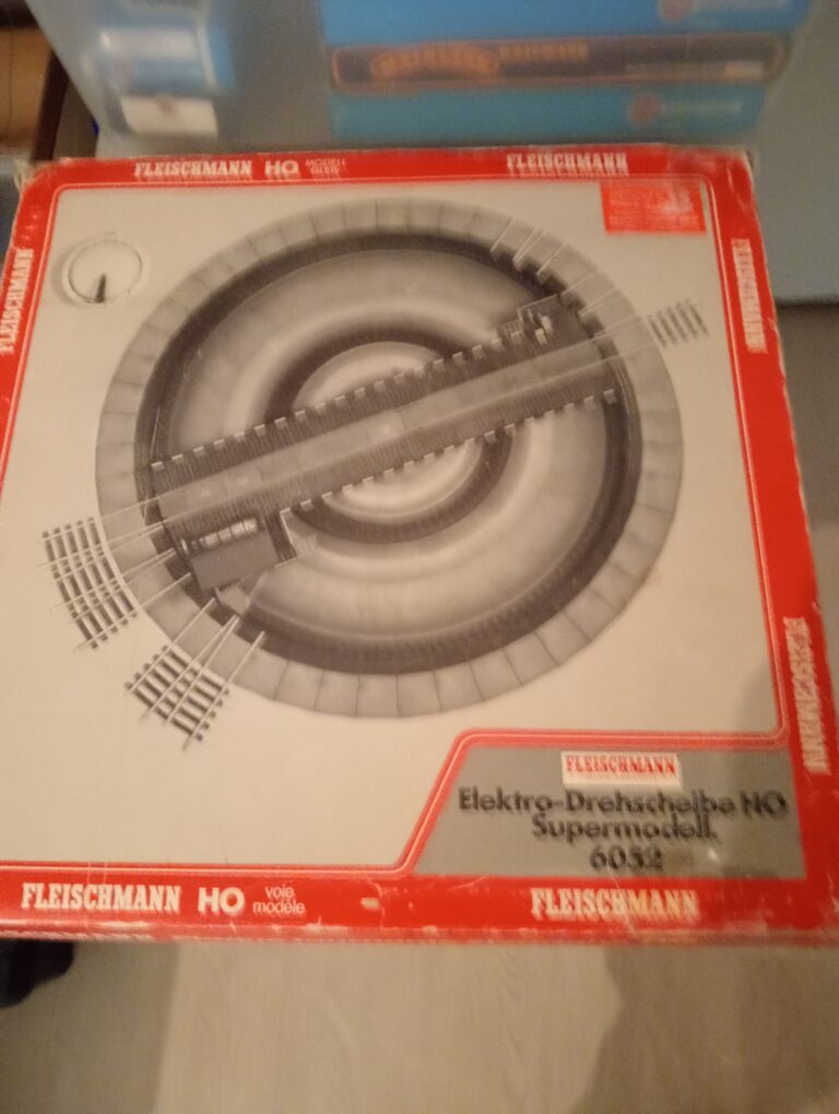 Fleischmann Plaque tournante electrique HO 6052 Turntable Fleischmann Plaque tournante electrique HO 6052 Turntable