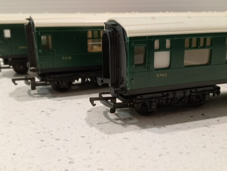 Three Hornby Southern SR Mk1 Composite Coaches Three Hornby Southern SR Mk1 Composite Coaches Numbers 5740, 5740 and 5015.